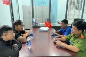 Thiếu tá Phạm Thanh Hữu cùng đoàn thanh niên trò chuyện, động viên các thanh niên trong xã từng sử dụng ma túy nay đã cai nghiện và có việc làm ổn định. 