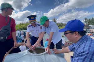 Bộ Tư lệnh Vùng Cảnh sát biển 3 tiếp tục hỗ trợ nước ngọt cho bà con vùng hạn mặn Bến Tre