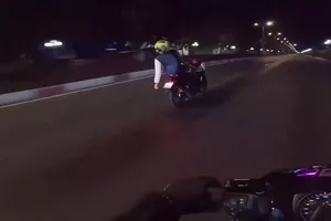 CSGT Vũng Tàu xử lý 'Thánh giường nằm' lái xe bằng chân, phóng 150km/giờ