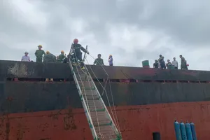 Vũng Tàu: 2 công nhân tử vong dưới hầm xà lan 