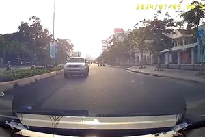 Vũng Tàu: Dân chuyển clip qua đường dây nóng, 1 phụ nữ lái ô tô đi ngược chiều bị phạt