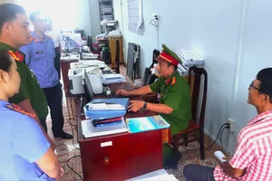 Khởi tố, bắt giam 1 đăng kiểm viên để điều tra về tội giả mạo trong công tác 