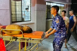 Cảnh sát biển phối hợp cứu ngư dân bị ngạt trong hầm cá