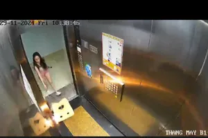 Vũng Tàu: Bỏ miếng xốp đang cháy vào thang máy chung cư rồi đi 'báo án'