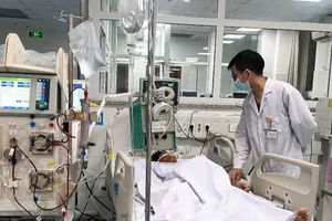 Vụ ngộ độc rượu ở Vũng Tàu: Mẫu rượu qua test nhanh dương tính với Methanol