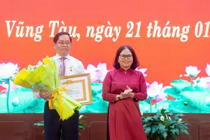 Bí thư Tỉnh ủy Bà Rịa – Vũng Tàu nhận Huy hiệu 40 năm tuổi Đảng