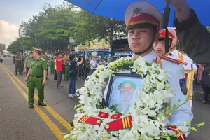 Đồng đội thương tiếc tiễn đưa Thượng sĩ Cảnh sát Cơ động Nguyễn Ngọc Minh Nhật