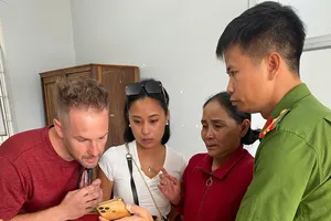 Chỉ 2 giờ, Công an xã đã giúp cặp song sinh người Pháp gốc Việt tìm lại mẹ sau 27 năm