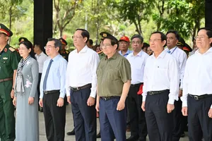 Thủ tướng Phạm Minh Chính dâng hương các anh hùng, liệt sĩ tại Côn Đảo
