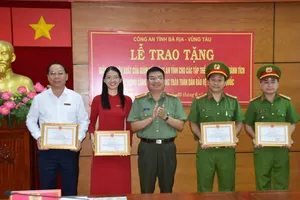 Khen thưởng các lực lượng bắt giữ kẻ cướp ngân hàng và ngăn chuyển gần 6,7 tỉ đồng