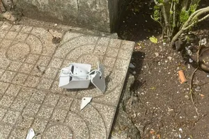 Clip ghi lại cảnh 2 kẻ trộm gà phá hỏng camera an ninh