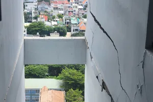 Sở Xây dựng TP.HCM chỉ đạo khẩn sau buổi kiểm tra thực tế tại chung cư bị nứt tường 
