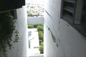 Kiểm tra thực tế tại căn hộ chung cư bị nứt tường ở phường Tam Thắng 