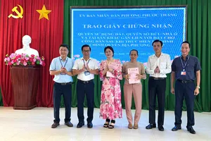 TP.HCM: Người dân vui mừng khi được phường mời lên trao sổ hồng