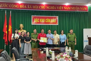 Cứu bé trai bị vùi trong hố cát ở Côn Đảo, tài xế taxi được khen