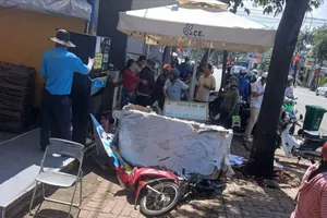 Lời kể của chủ tủ vé số bị cuộn thép rơi đè vỡ tủ và hỏng xe máy