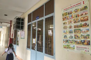 1 trường tiểu học treo nhiều tranh nói về luật nhân quả để dạy học sinh