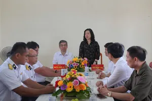 Bộ trưởng Bộ Y tế và lãnh đạo TP.HCM thăm hỏi, động viên lực lượng vũ trang Côn Đảo