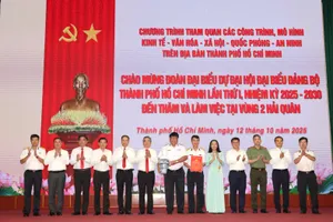 Đoàn đại biểu dự Đại hội Đảng bộ TP.HCM tham quan Vùng 2 Hải quân, cảng biển, khu công nghiệp 