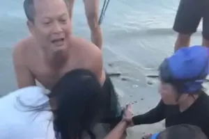 Cựu y sĩ bệnh xá kịp thời cứu nữ du khách bị đuối nước ở Côn Đảo