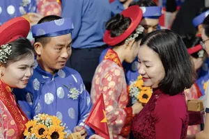 Xúc động lễ cưới tập thể của 50 cặp đôi công nhân ở TP.HCM