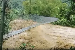 Clip lũ cuồn cuộn, nước dâng ngập nhà người dân miền núi Đà Nẵng