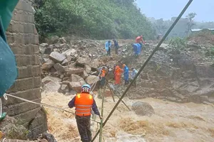 Thót tim 'bà bầu 37 tháng' vượt suối bằng cầu tạm