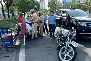 CSGT TP.HCM tăng cường kiểm tra trật tự đô thị, giữ vỉa hè thông thoáng