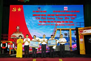 Nhà hát Trần Hữu Trang diễn vở 'San hô đỏ' về chiến sĩ Nhà giàn DK1 tại Vùng 2 Hải quân