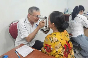 Bác sĩ Bệnh viện Mắt TP.HCM khám mắt cho người dân đặc khu Côn Đảo