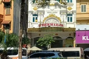 Video: Cảnh sát huy động xe tải đến chở tài liệu tại thẩm mỹ viện Mailisa Hà Nội