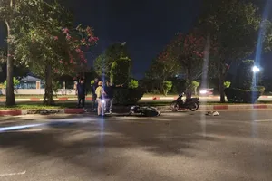 Người đàn ông bị tai nạn khi chạy xe máy ngược chiều trong làn ô tô 