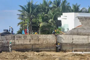 1 đoạn kè biển, tường rào dự án du lịch nghỉ dưỡng lớn tại Vũng Tàu bị ‘xé toạc’