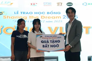 Trao nhiều suất học bổng, 'chắp cánh ước mơ' cho sinh viên xã đảo Long Sơn