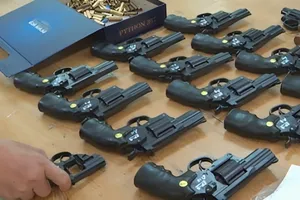 Công an bắt nhóm chuyên độ chế, dùng chung cư làm nơi cất giữ súng đạn