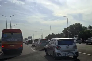 Mùng 2 Tết: Ô tô nườm nượp trên cao tốc TP.HCM - Long Thành - Dầu Giây 