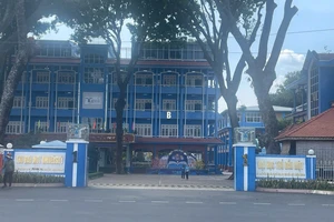 Thông tin 'công an 'dỏm' đi xe biển xanh vào trường bắt sinh viên' ở Bình Dương là giả