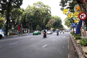 Thi công khán đài chào mừng ngày lễ 30-4, TP.HCM cấm nhiều tuyến đường