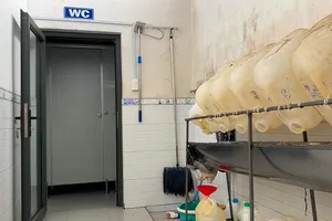 Cơ sở chế biến mật ong cạnh phòng vệ sinh