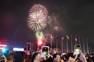 Ấn tượng màn trình diễn pháo hoa chào mừng đại lễ 30-4 tại TP.HCM