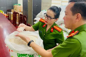 2 chủ cửa hàng bán gạo ST25 giả bị khởi tố