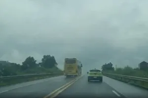 Video ghi cảnh tài xế chạy xe khách ngược chiều trên cao tốc Nội Bài – Lào Cai 