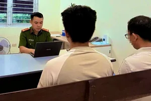 Nam sinh 18 tuổi bị 'bắt cóc online' tự giam mình trong khách sạn