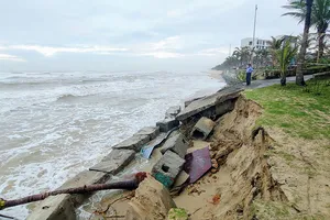 Lý do bờ biển Đà Nẵng bị sóng xé tan hoang