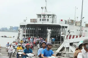 Nguy cơ chìm phà Vàm Cống ở TP.HCM
