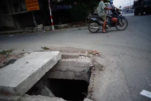 Đã gắn nắp hố đầu hẻm