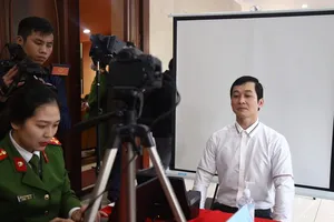 Một công dân TP Hà Nội đang chụp hình thẻ tại trụ sở công an TP Hà Nội để làm thủ tục cấp CCCD. Ảnh: UYÊN TRANG