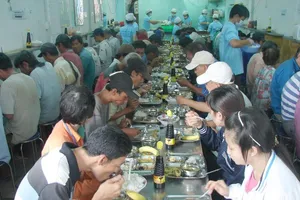 Từ vụ ồn ào của Hoài Linh, nên làm từ thiện như thế nào?