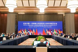 Hội nghị ASEAN - Trung Quốc: Nóng COVID-19 và Biển Đông