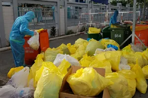 Nỗi lo của công nhân thu gom rác thải mùa dịch COVID-19